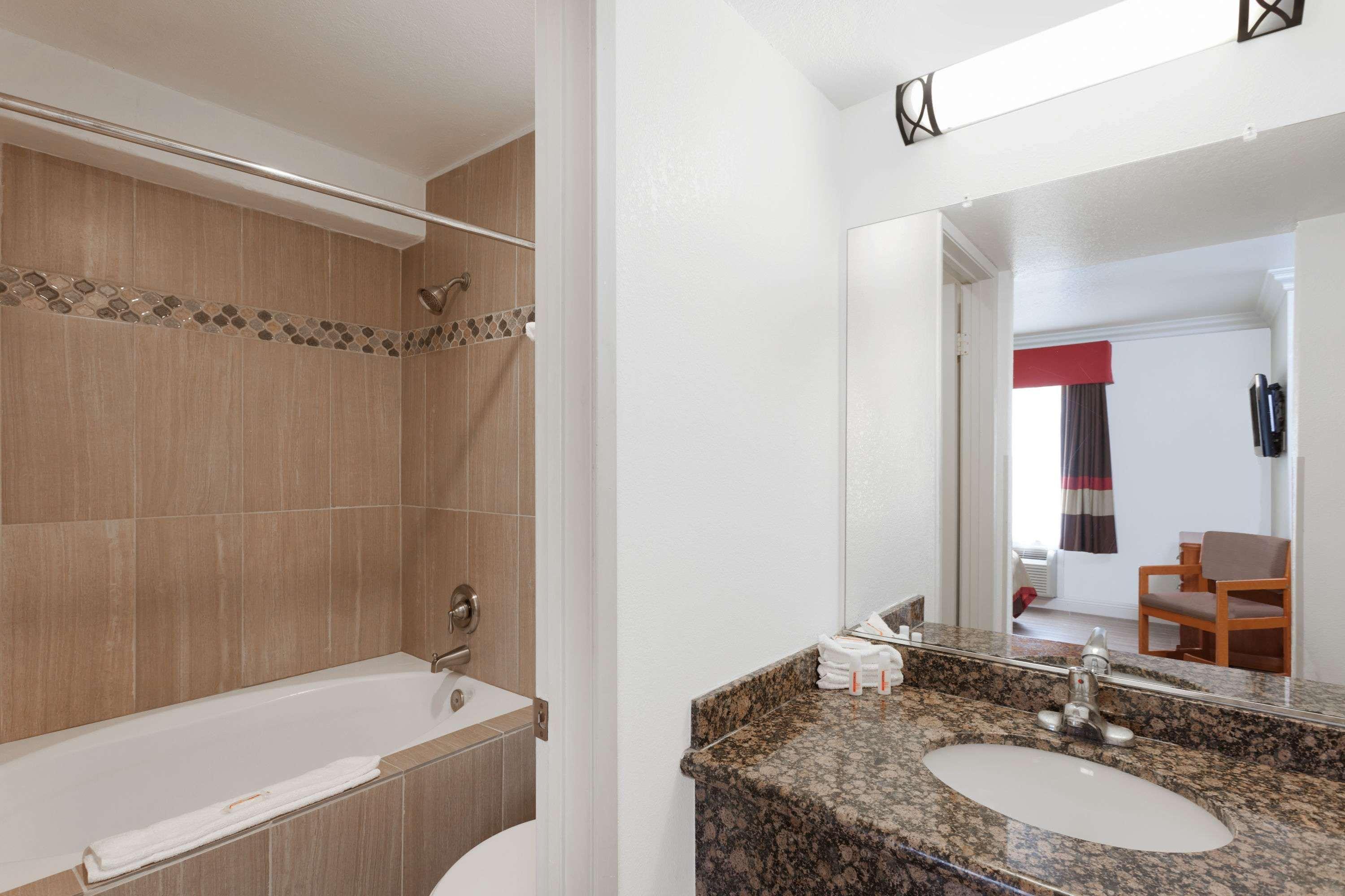 במוטל Super 8 By Wyndham Santa Clarita/Valencia מראה חיצוני תמונה