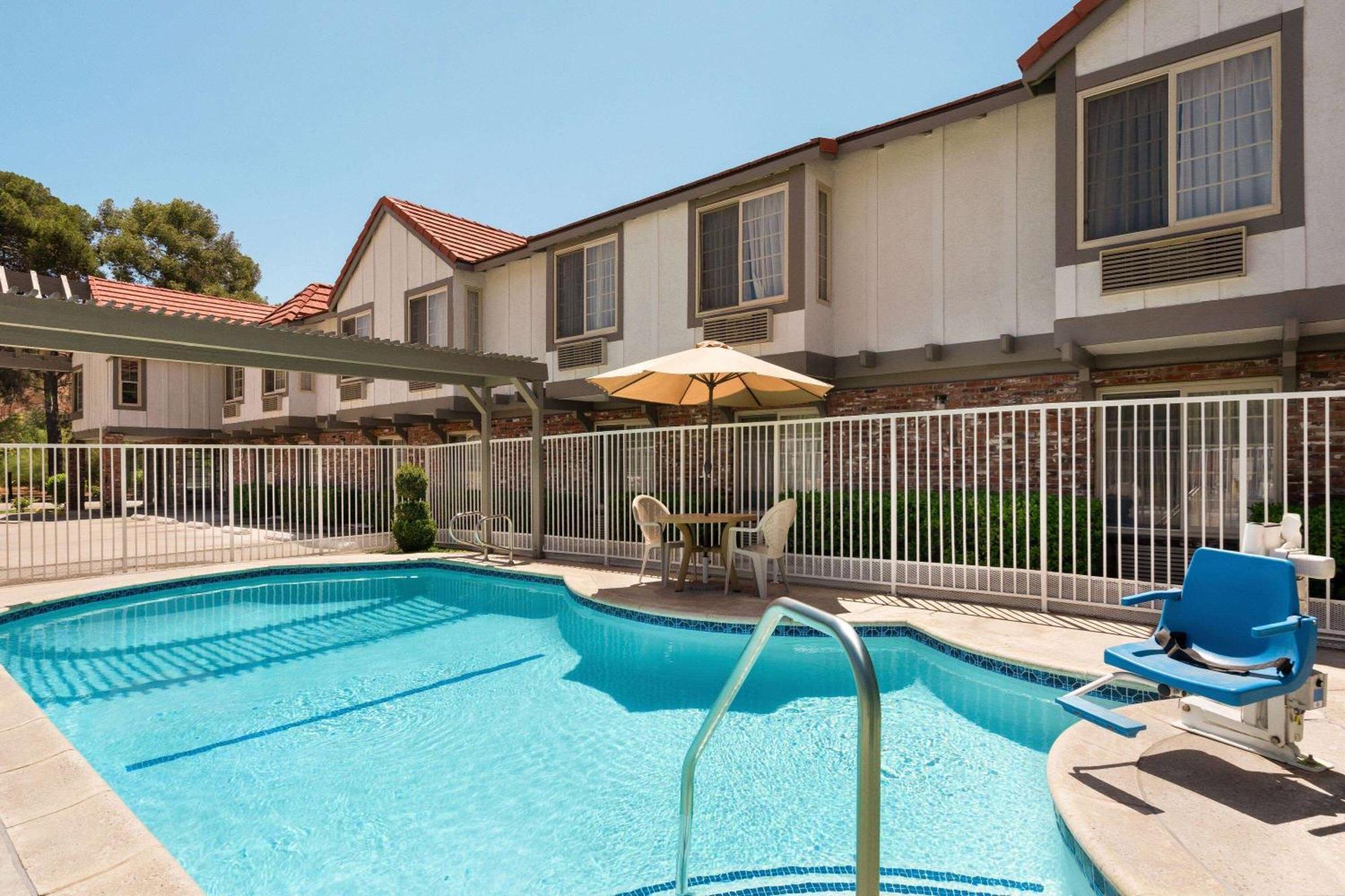 במוטל Super 8 By Wyndham Santa Clarita/Valencia מראה חיצוני תמונה